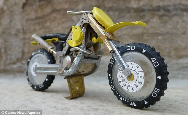 艺术家用废弃手表巧制摩托车模型