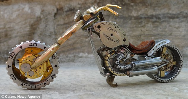 艺术家用废弃手表巧制摩托车模型